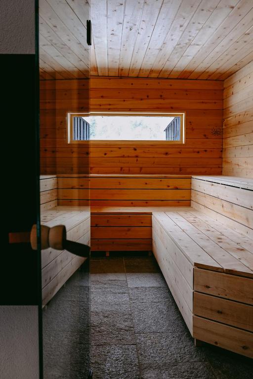Postel nebo postele na pokoji v ubytování SEEBICHL haus am see Designhotel Kitzbühel