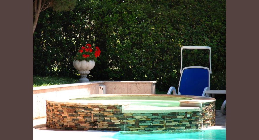 Bazén v ubytování Hotel Désirée - Garda Lake Collection nebo v jeho okolí