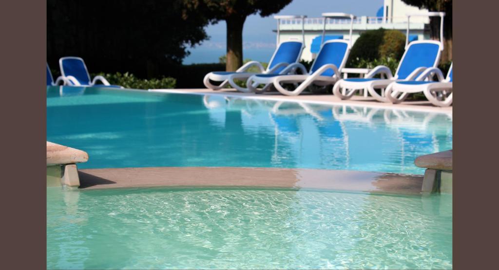 Bazén v ubytování Hotel Désirée - Garda Lake Collection nebo v jeho okolí