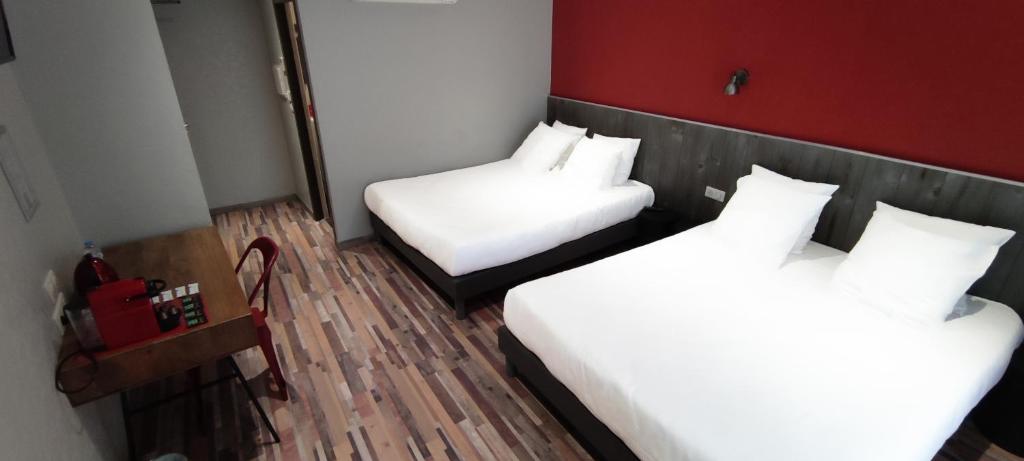 Logis Hotel Yseria - Historical Center - Habitación Cuádruple Confort