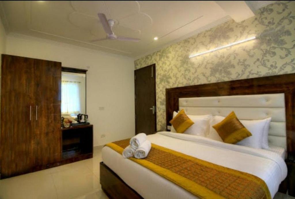 En eller flere senge i et værelse på Hotel Ark Avalon- Delhi International Airport