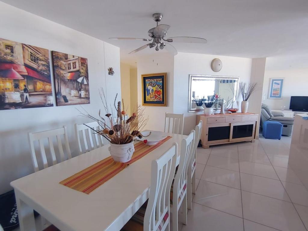 una sala da pranzo e un soggiorno con tavolo e sedie bianchi di Luxury 4 bedroom apartment a Margate