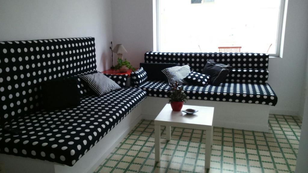 A seating area at patio soleado DOS BAÑOS