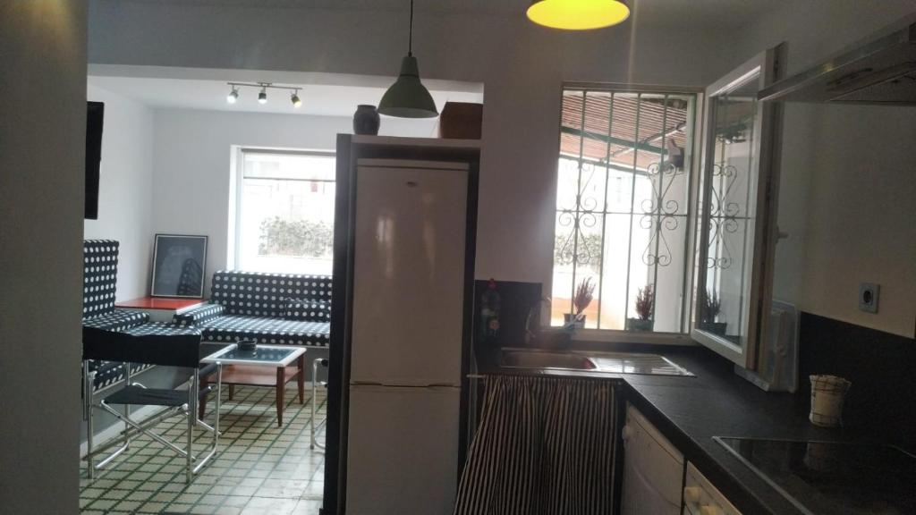 A kitchen or kitchenette at patio soleado DOS BAÑOS