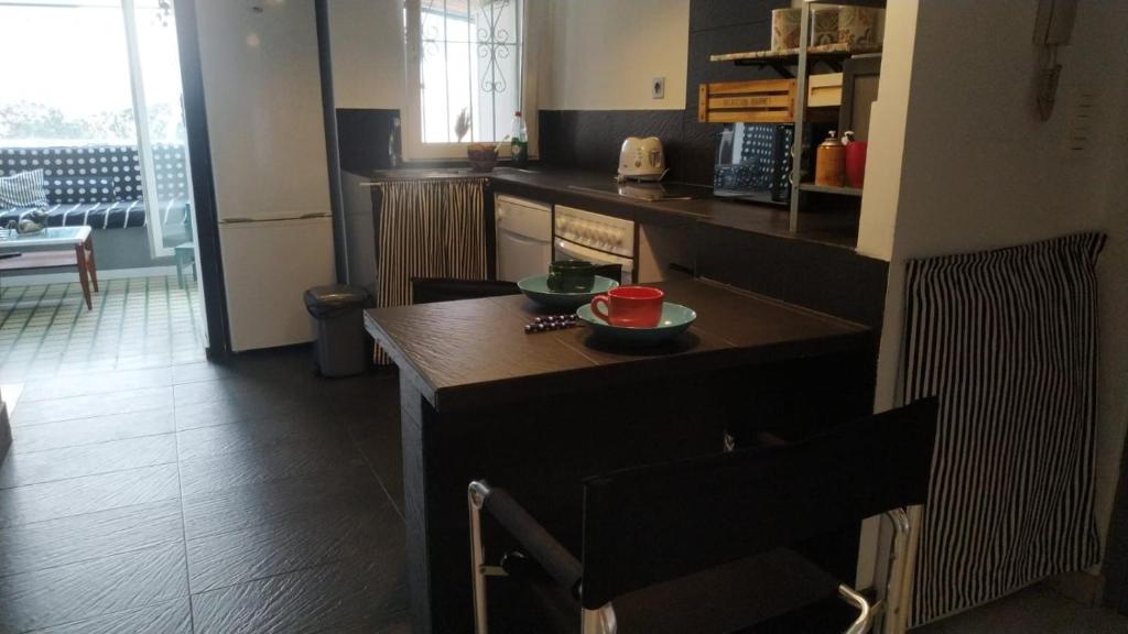 A kitchen or kitchenette at patio soleado DOS BAÑOS