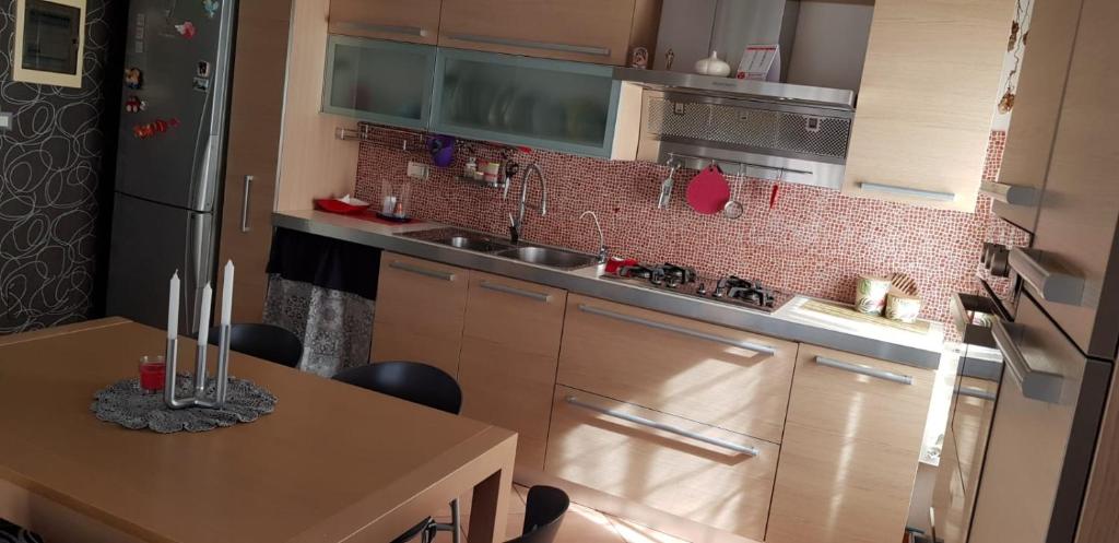 Kuchyňa alebo kuchynka v ubytovaní Casa SeVeARa tra mare e centro