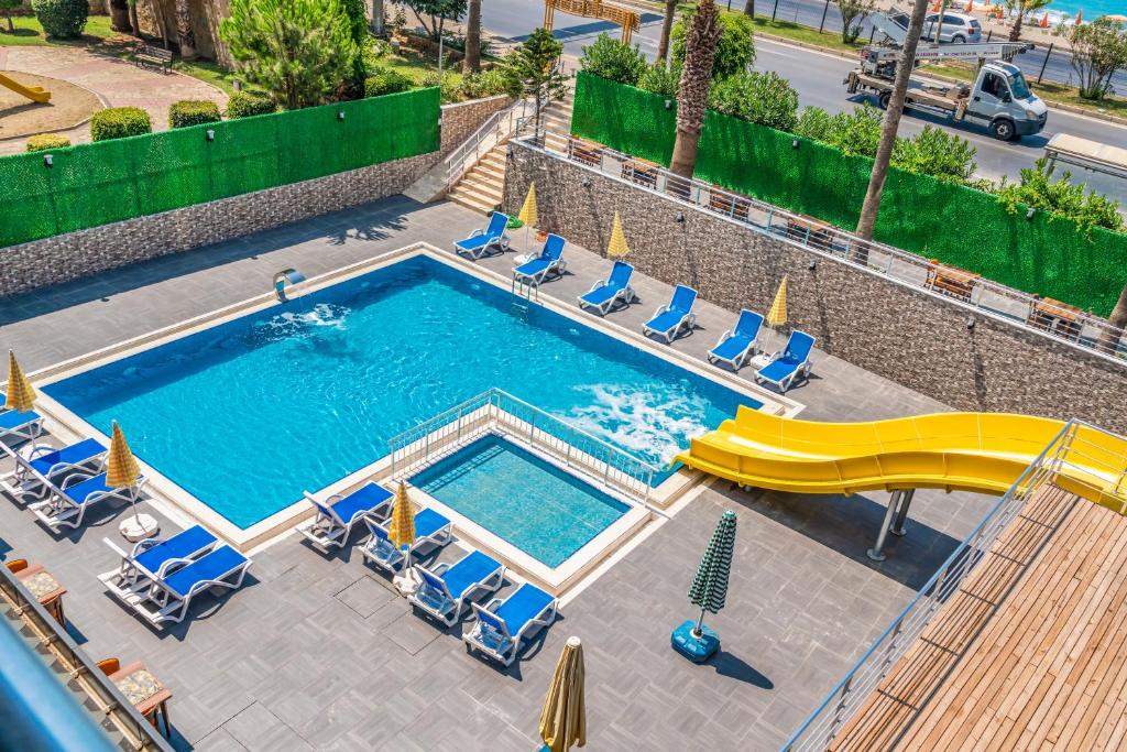 Bazén v ubytování Arsi Paradise Beach Hotel nebo v jeho okolí