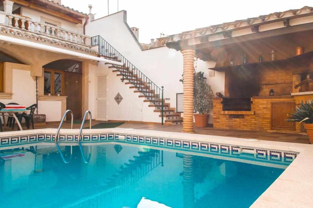 una piscina frente a una casa en Family Home Jaume II Casa Familiar Jaume II, en Llucmajor