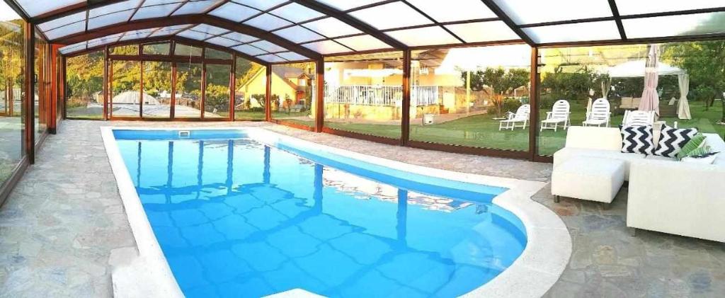 einen Pool in einem Pavillon mit Pool in der Unterkunft Casa Rural Elias in Molinaseca