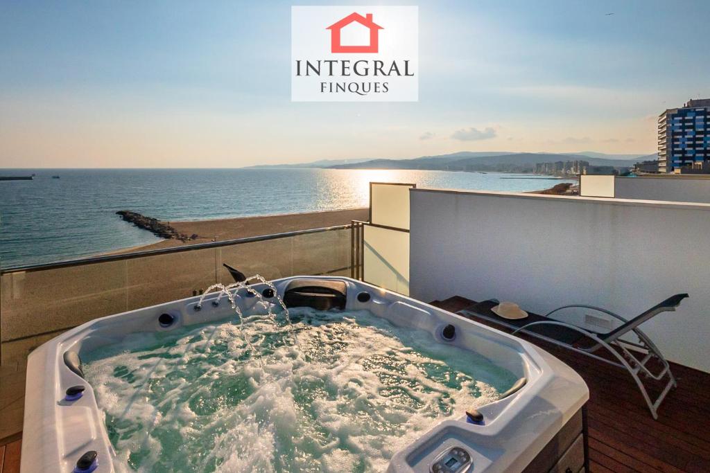 eine Whirlpool-Badewanne auf einem Balkon mit Meerblick in der Unterkunft Paradís Platja Apartment in Palamós