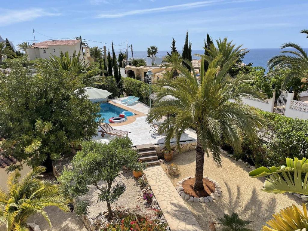 een luchtzicht op een resort met een zwembad en palmbomen bij Villa Sunny en Calpe con piscina Jardin y playas in Calpe