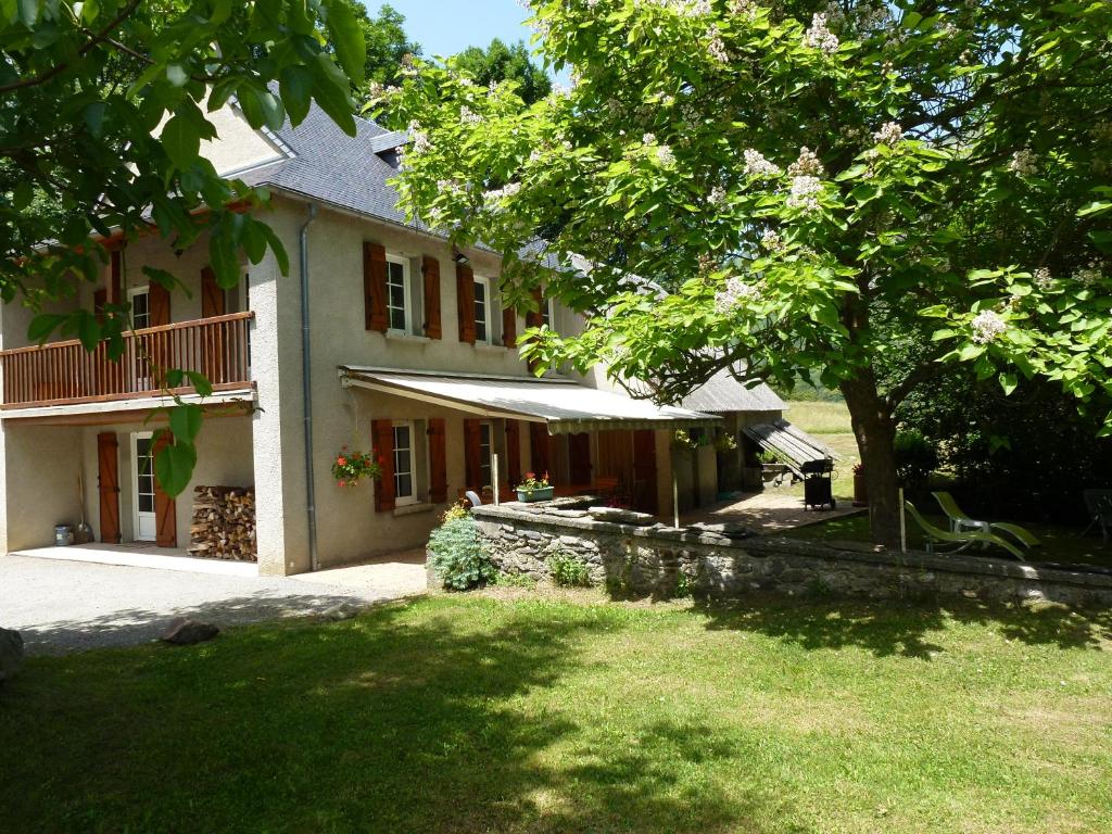 a house with a yard in front of it at Le Carot : gîte de montagne indépendant et calme in Campan