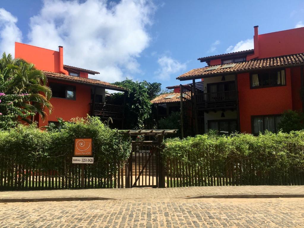 een gebouw met een poort voor een huis bij Concha Tropical Flat in Itacaré