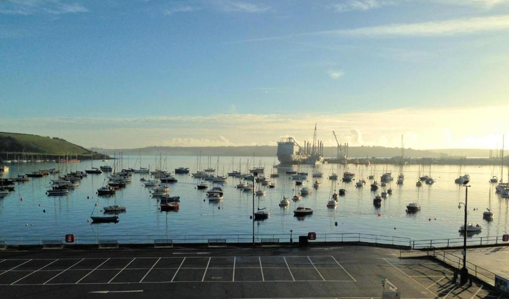 un montón de barcos sentados en un puerto en Headland View. Luxury. Harbour-Front. With Parking, en Falmouth