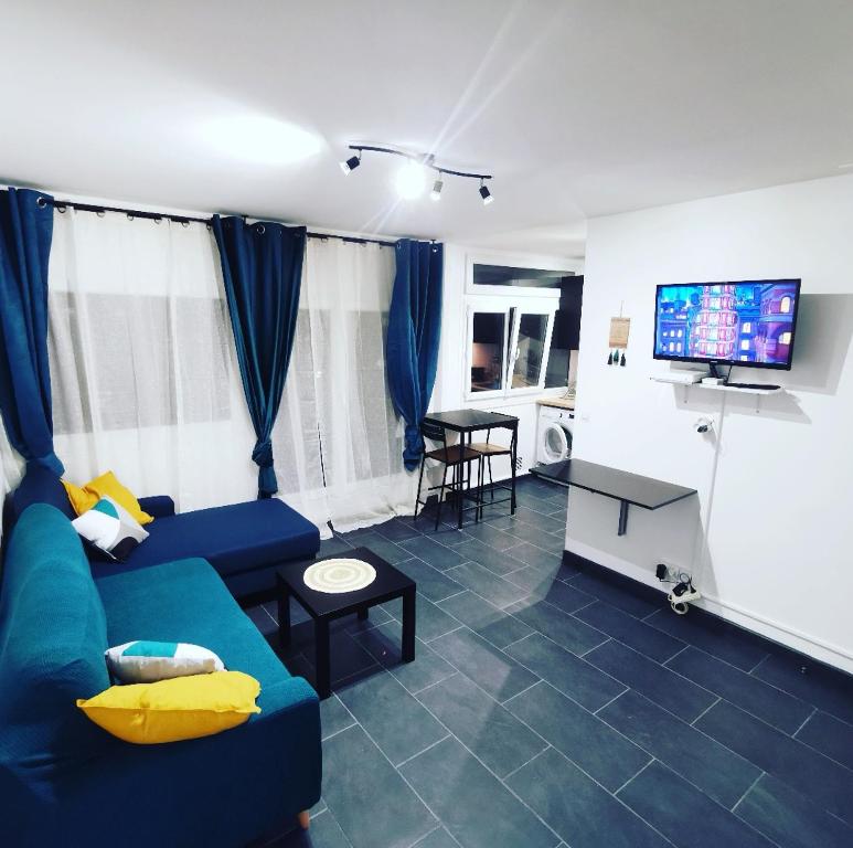 Μια τηλεόραση ή/και κέντρο ψυχαγωγίας στο Suite Perla - Balnéo et Sauna
