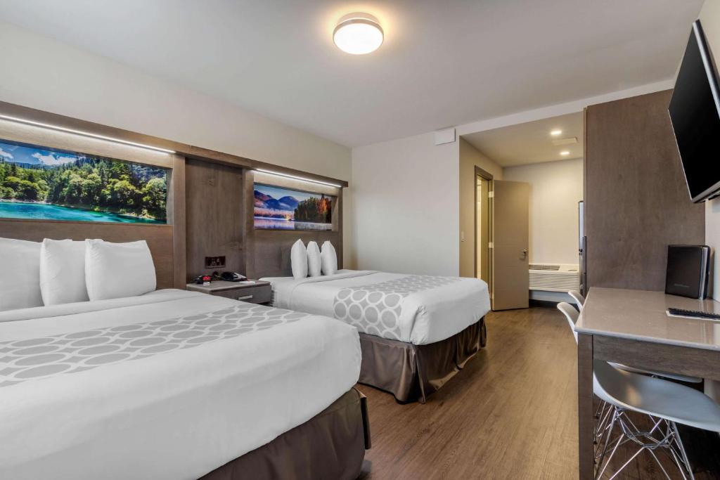 TV a/nebo společenská místnost v ubytování Super 8 by Wyndham Macleod Trail Calgary