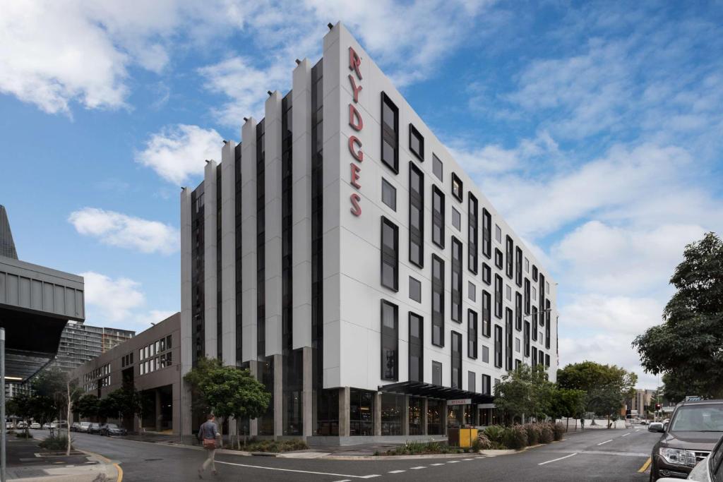 un gran edificio blanco con un cartel. en Rydges Fortitude Valley en Brisbane