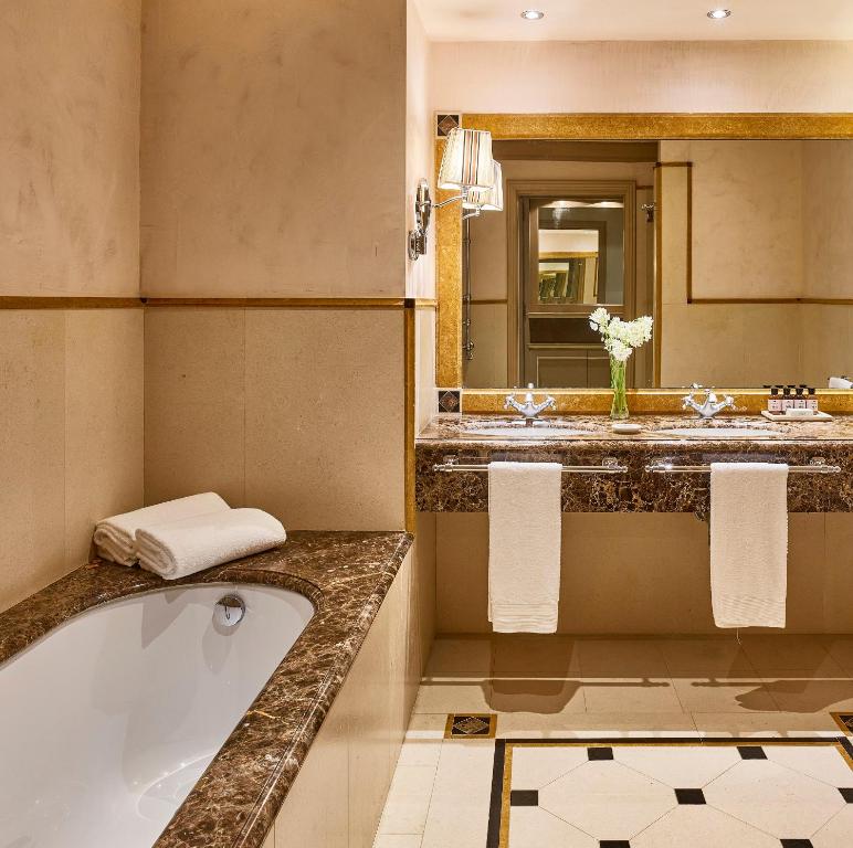 A bathroom at Bagni Di Pisa Palace & Thermal Spa - The Leading Hotels of the World