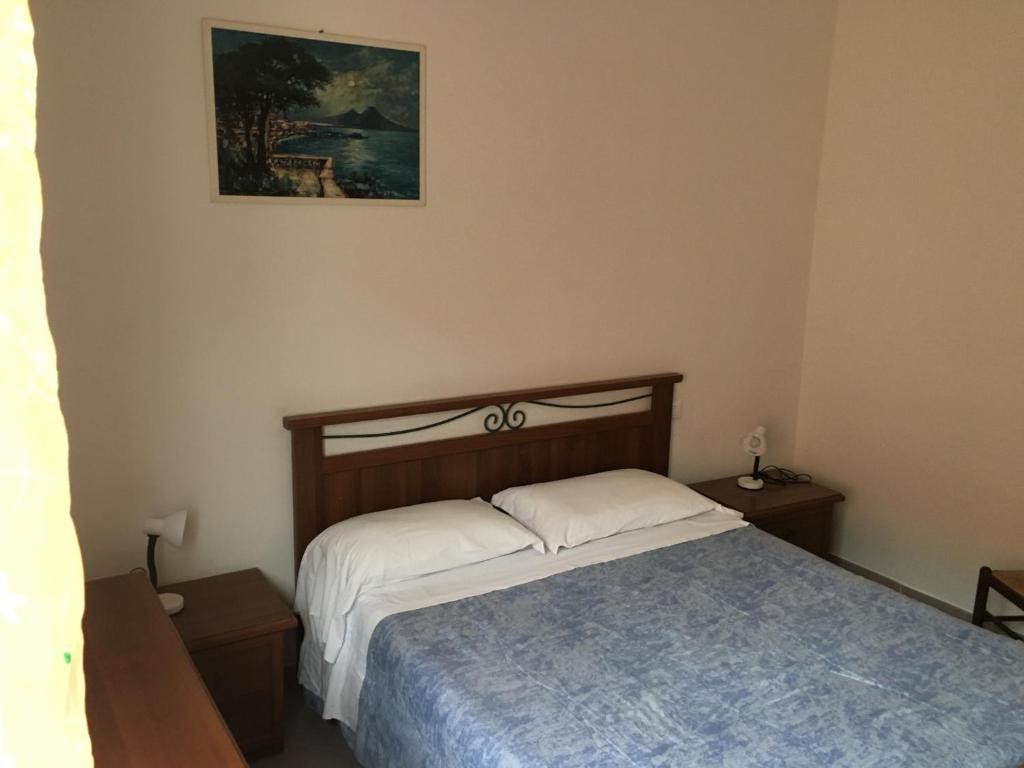 A bed or beds in a room at Appartamento MIRAMARE, 2 camere, cucina, bagno,