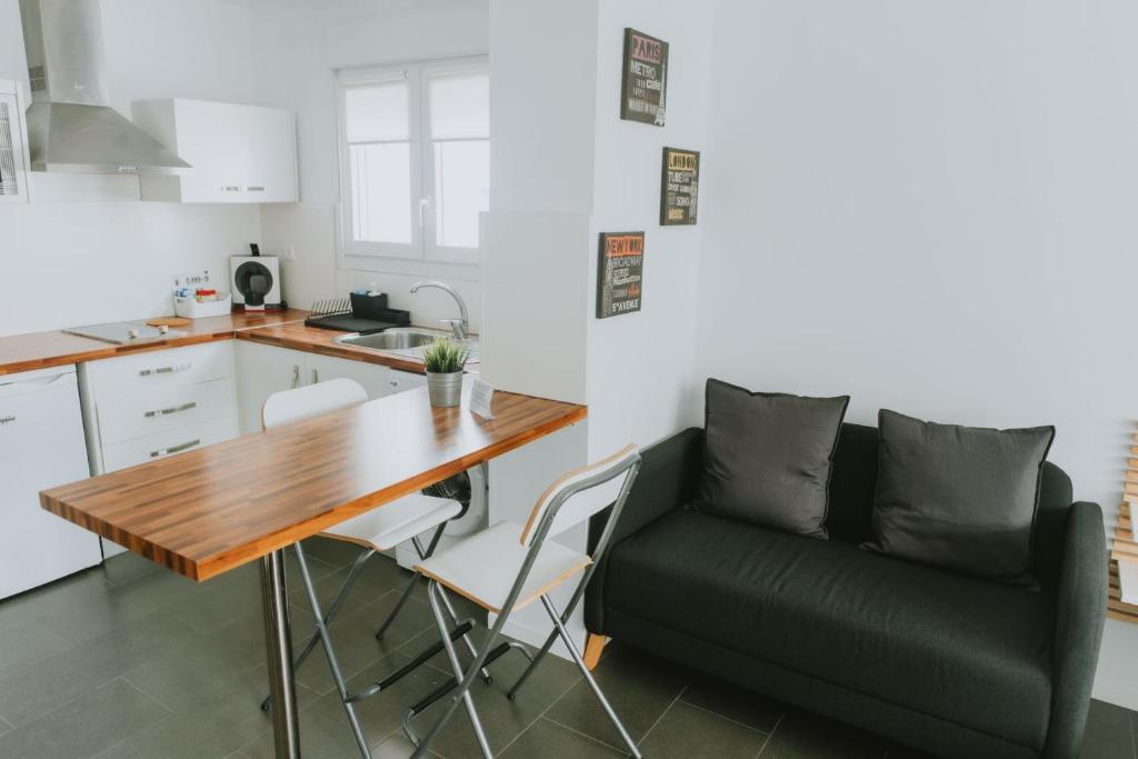 a kitchen with a table and a couch in a kitchen at Apartamentos ZHR 2 in Zahara de los Atunes