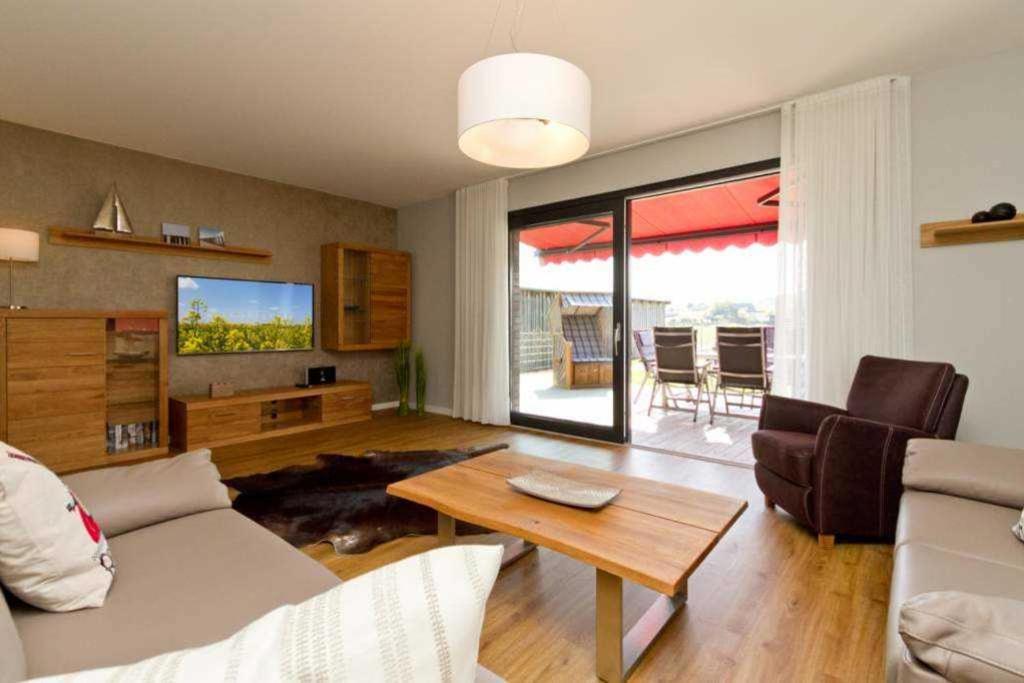 Ferienhaus Wiesenblick في آلبيك: غرفة معيشة مع أريكة وطاولة