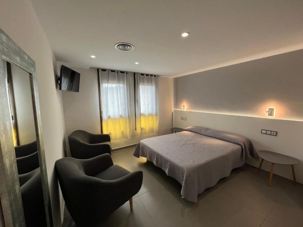 Postel nebo postele na pokoji v ubytování Hostal Tarrés