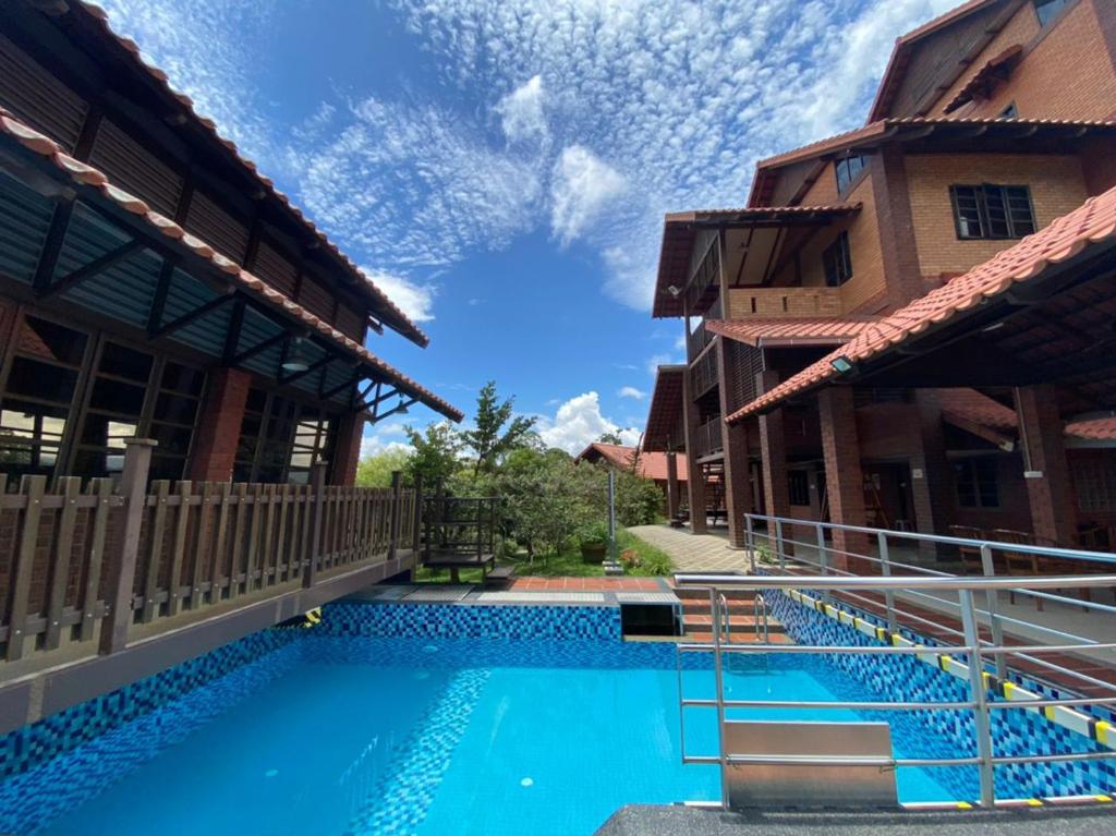 ein Schwimmbad in der Mitte eines Gebäudes in der Unterkunft The Garden Stay in Red House at Bukit Tinggi in Bentong