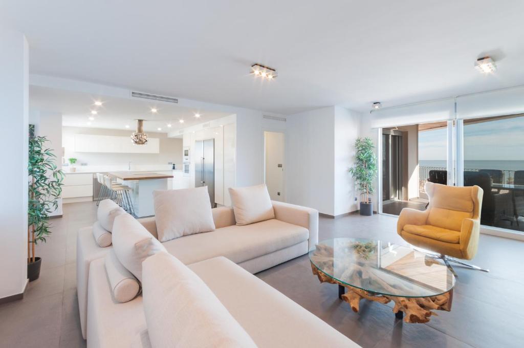sala de estar con sofá blanco y mesa de cristal en AG Los Carmenes Premium, en Playa de Gandía