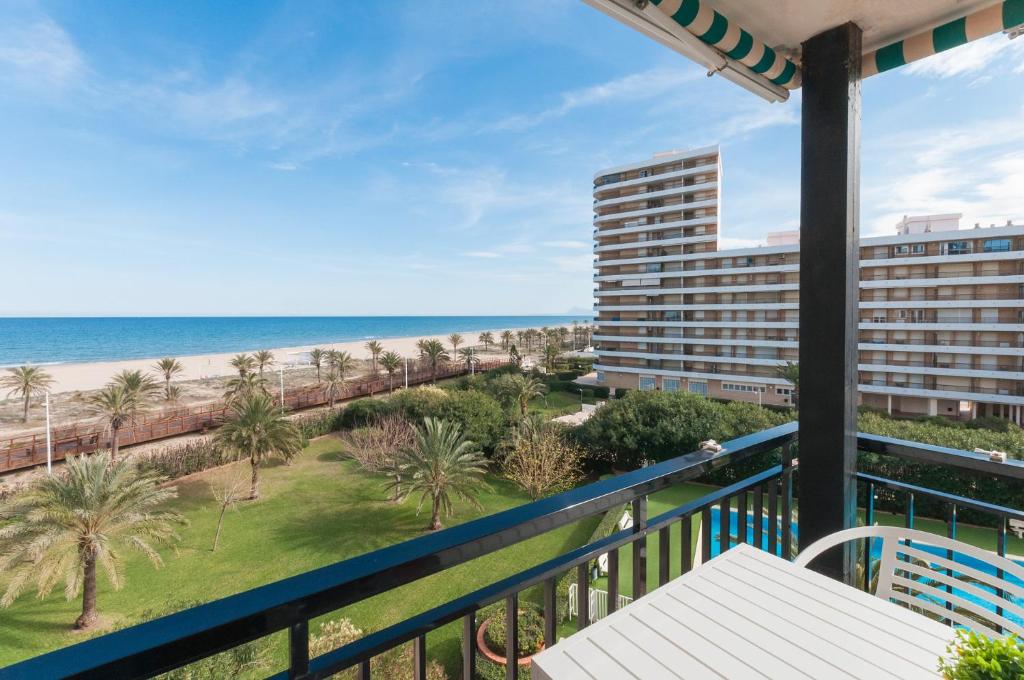 widok na plażę z balkonu ośrodka w obiekcie AG PRESIDENTE w mieście Playa de Gandia