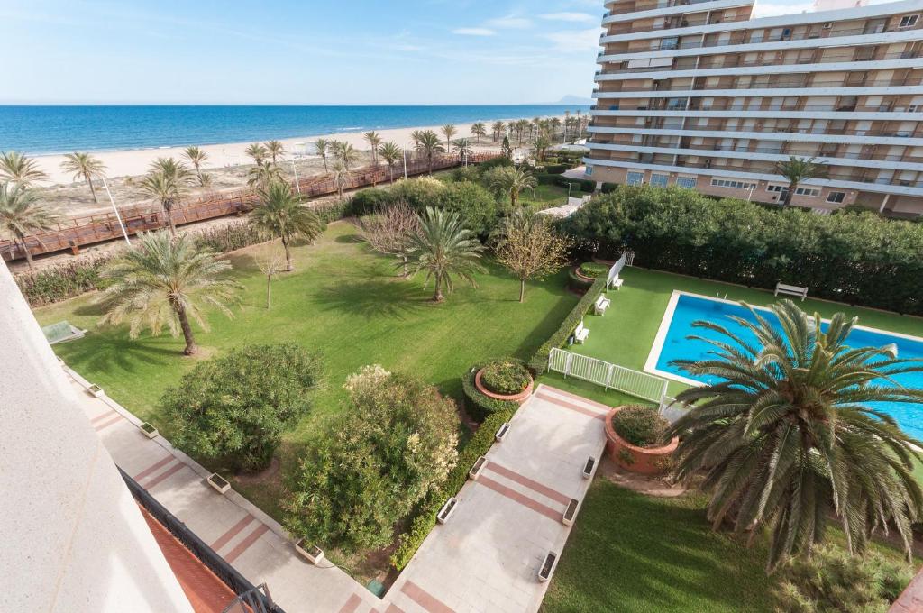 z góry widok na ośrodek z basenem i plażę w obiekcie AG PRESIDENTE w mieście Playa de Gandia