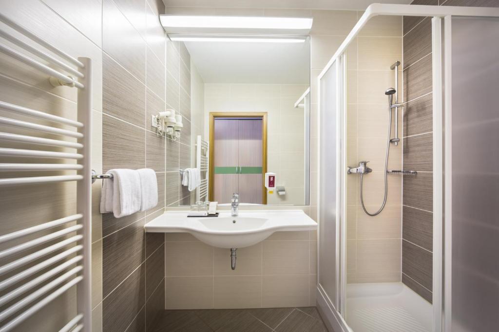Ein Badezimmer in der Unterkunft Remisens Hotel LUCIJA