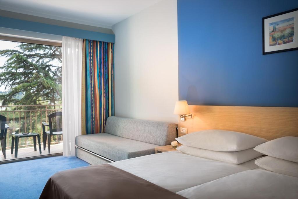 Ein Sitzbereich in der Unterkunft Remisens Hotel LUCIJA