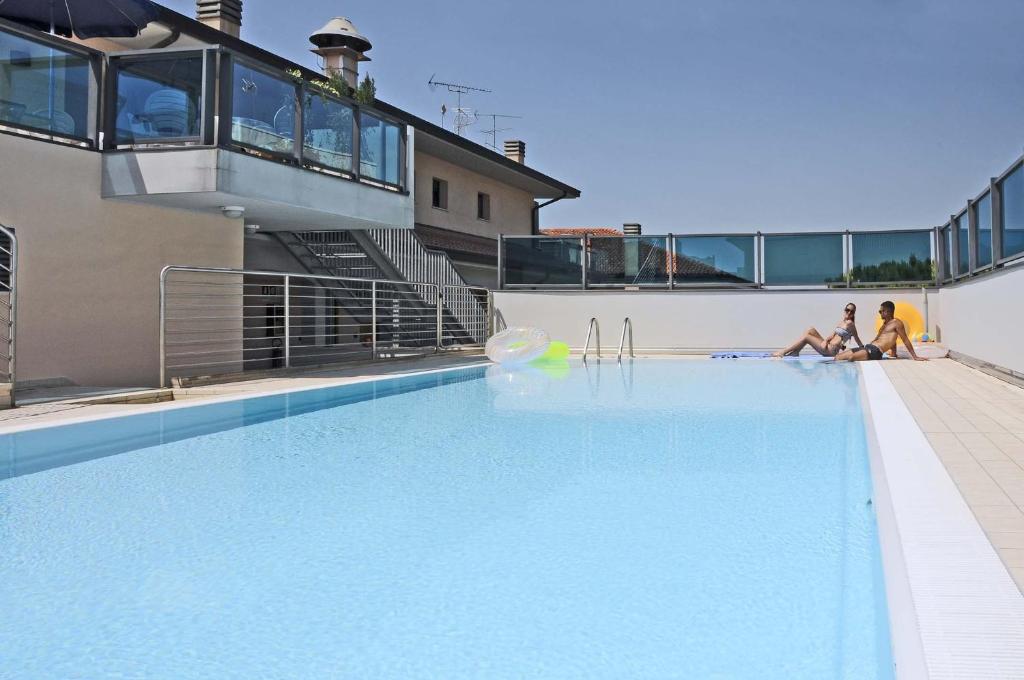 Бассейн в Olimpia Hotel & Aparthotel или поблизости