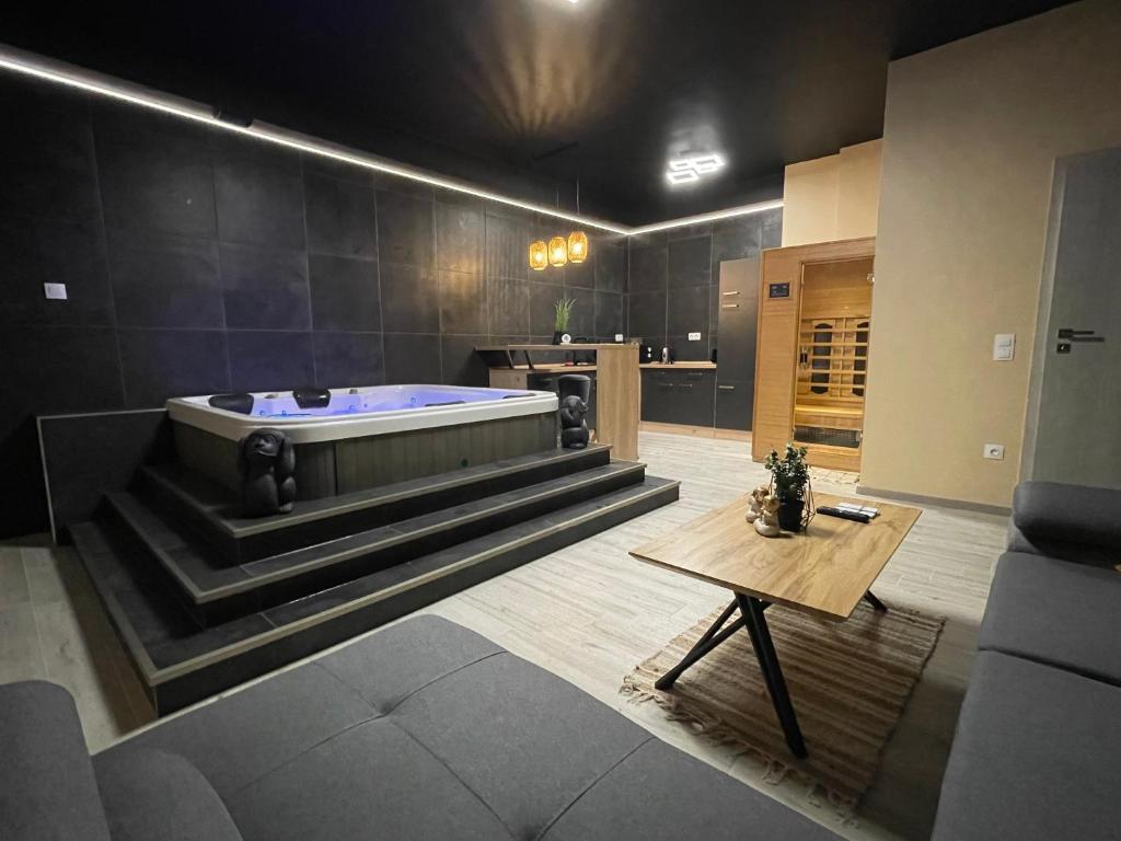 Ancram SPA في ميشكولتْس: حمام كبير مع حوض استحمام وطاولة