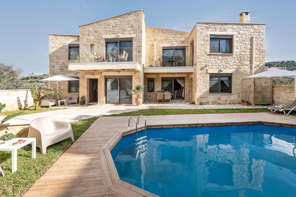 une maison avec une piscine devant dans l'établissement Villa Vanka, à La Canée
