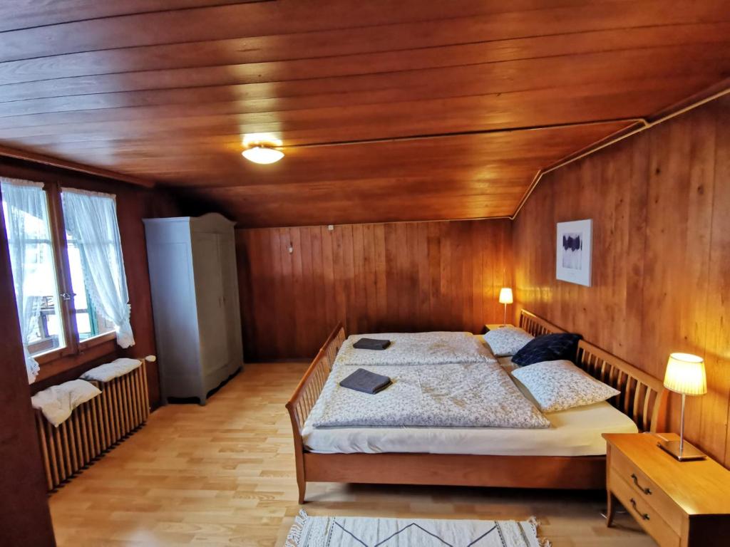 מיטה או מיטות בחדר ב-Chalet Edelweiss Sigriswil
