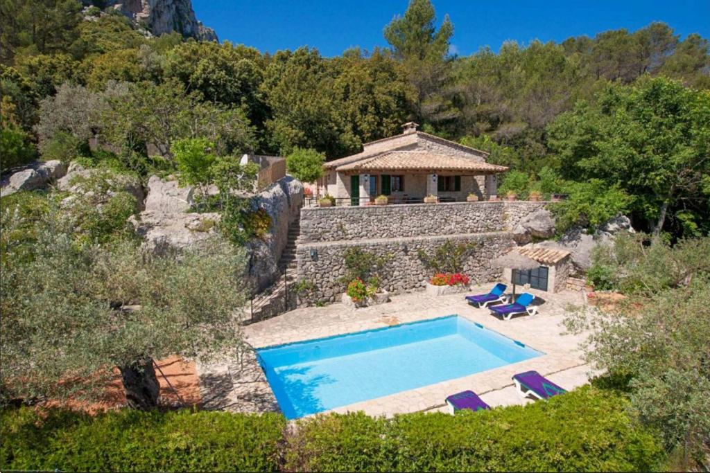 vista aerea di una casa con piscina di Serelleta a Pollença