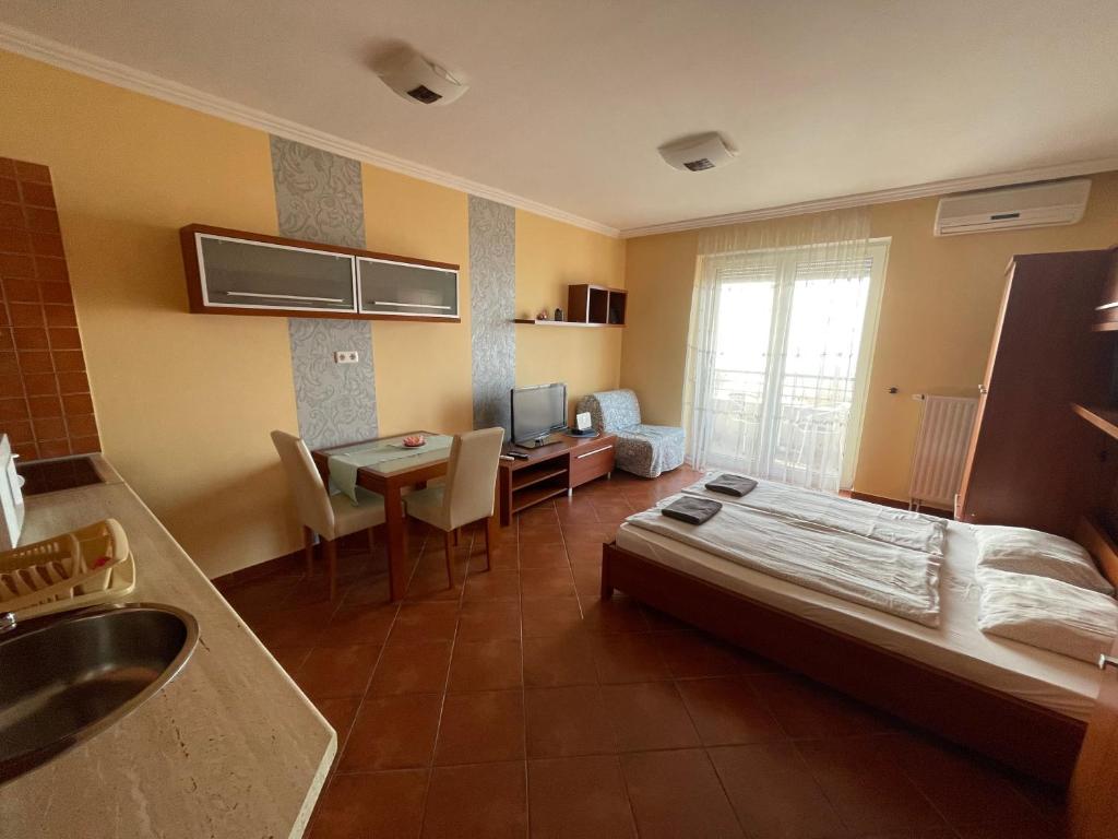 Postel nebo postele na pokoji v ubytování Club218 Holiday Apartman Siófok