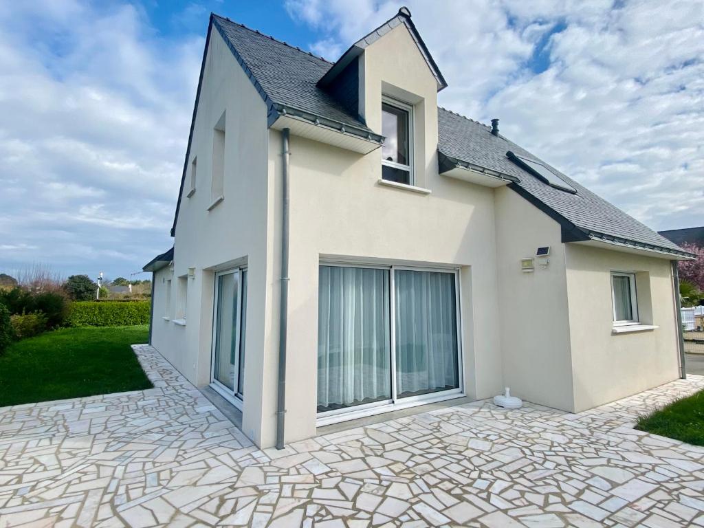 una casa con una entrada de piedra delante de ella en REF 052 Maison pour 7 personnes à proximité du Golfe du Morbihan à louer pour les vacances, en Arzon