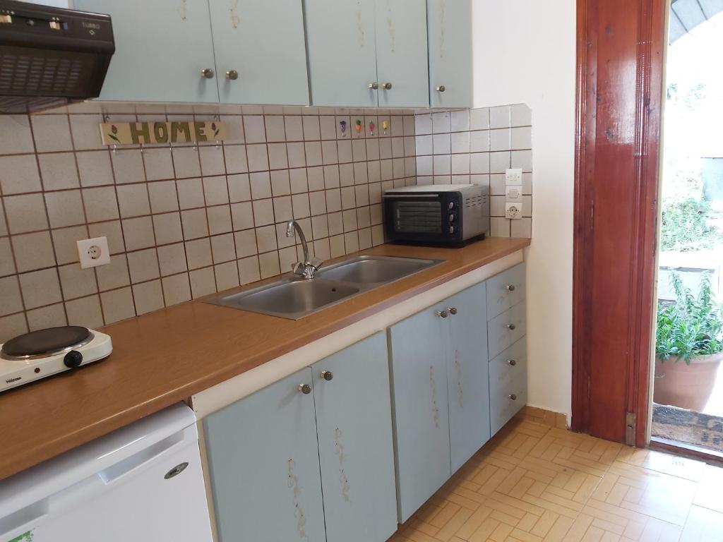 Kuchyň nebo kuchyňský kout v ubytování Almyra apt in Mani