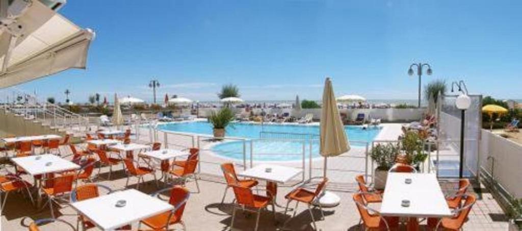 Bazén v ubytování Hotel Condor nebo v jeho okolí
