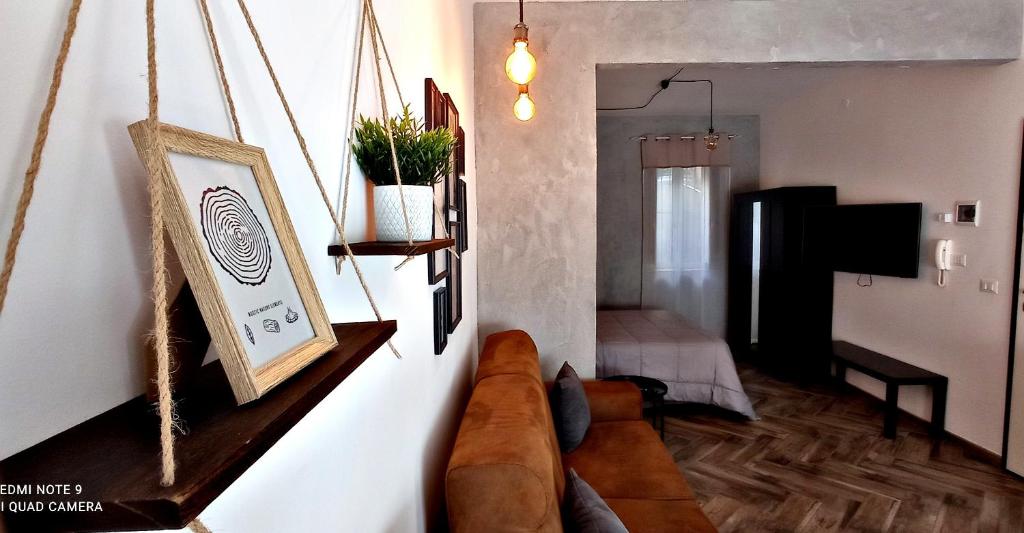 a living room with a brown couch in a room at La Perla in Naro