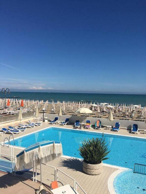 Bazén v ubytování Hotel Condor nebo v jeho okolí