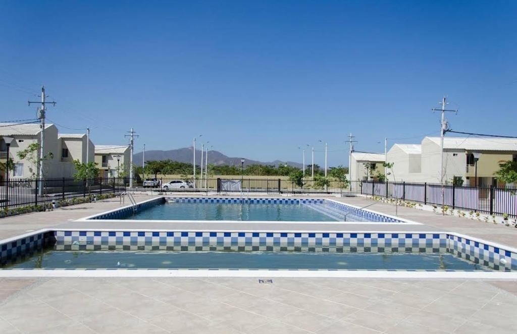 ein großer Pool vor einigen Gebäuden in der Unterkunft Hermosa casa en Santa Marta! (Conjunto Cerrado) in Santa Marta
