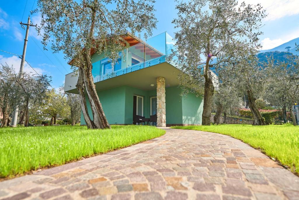 una casa con tetto blu e vialetto di mattoni di Casa Titi a Malcesine