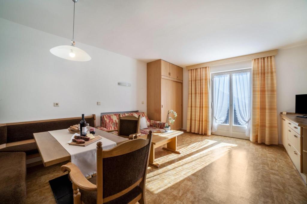 een woonkamer met een tafel en een eetkamer bij Residence Pichler Apartment 2 in San Leonardo in Passiria