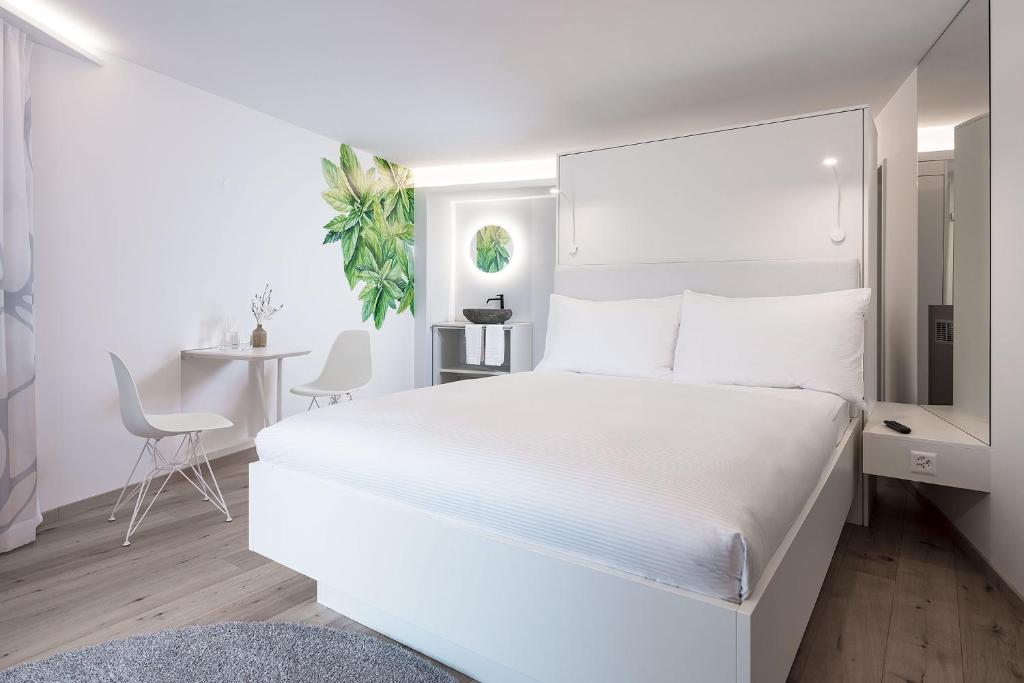 Postel nebo postele na pokoji v ubytování Neuro Campus Hotel