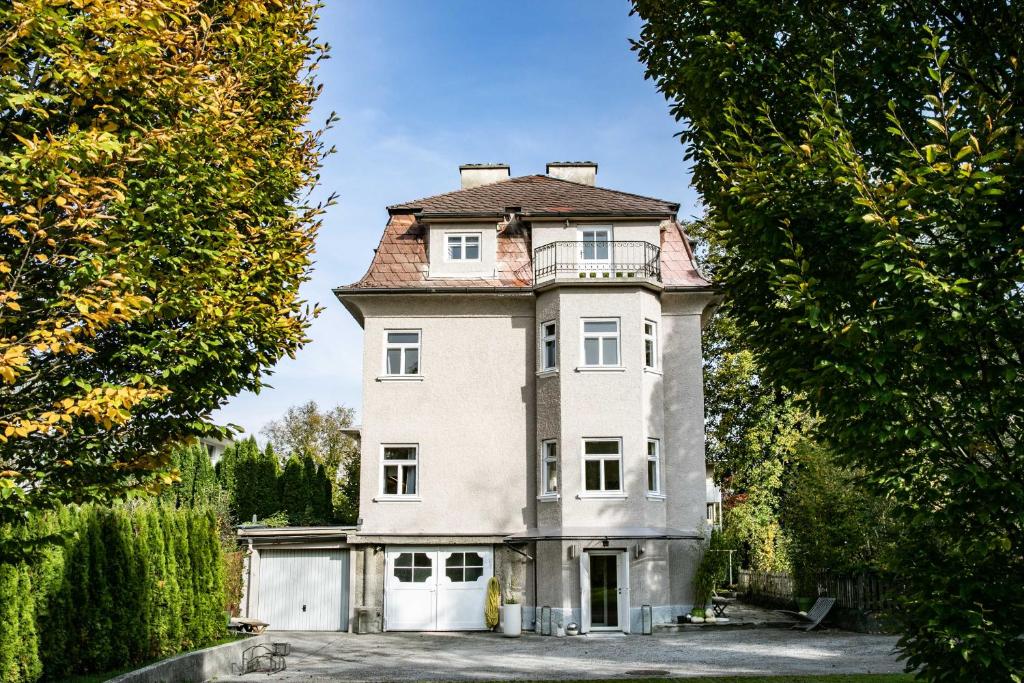 A garden outside Family Wellhouse Green Garden direct in Salzburg, sunny big garden, up to 16 pax, bikes for free, BBQ, sunbeds, parking for free, 15 min sound of music