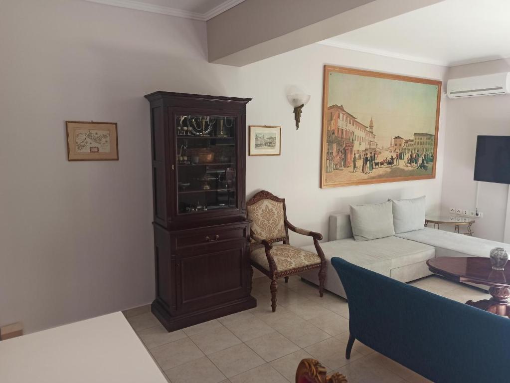 TV a/nebo společenská místnost v ubytování OLD ZAKYNTHOS GALLERY GIO 2