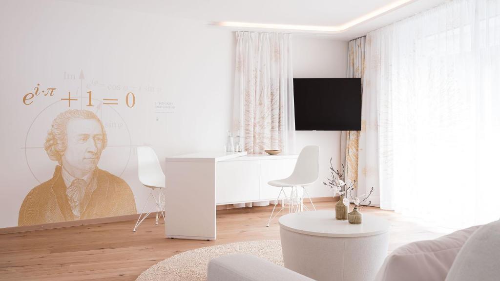 TV a/nebo společenská místnost v ubytování Neuro Campus Hotel